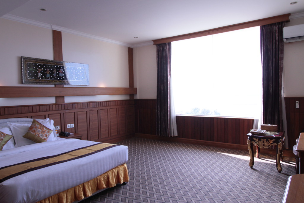 Photo de la chambre et sa fenêtre panoramique